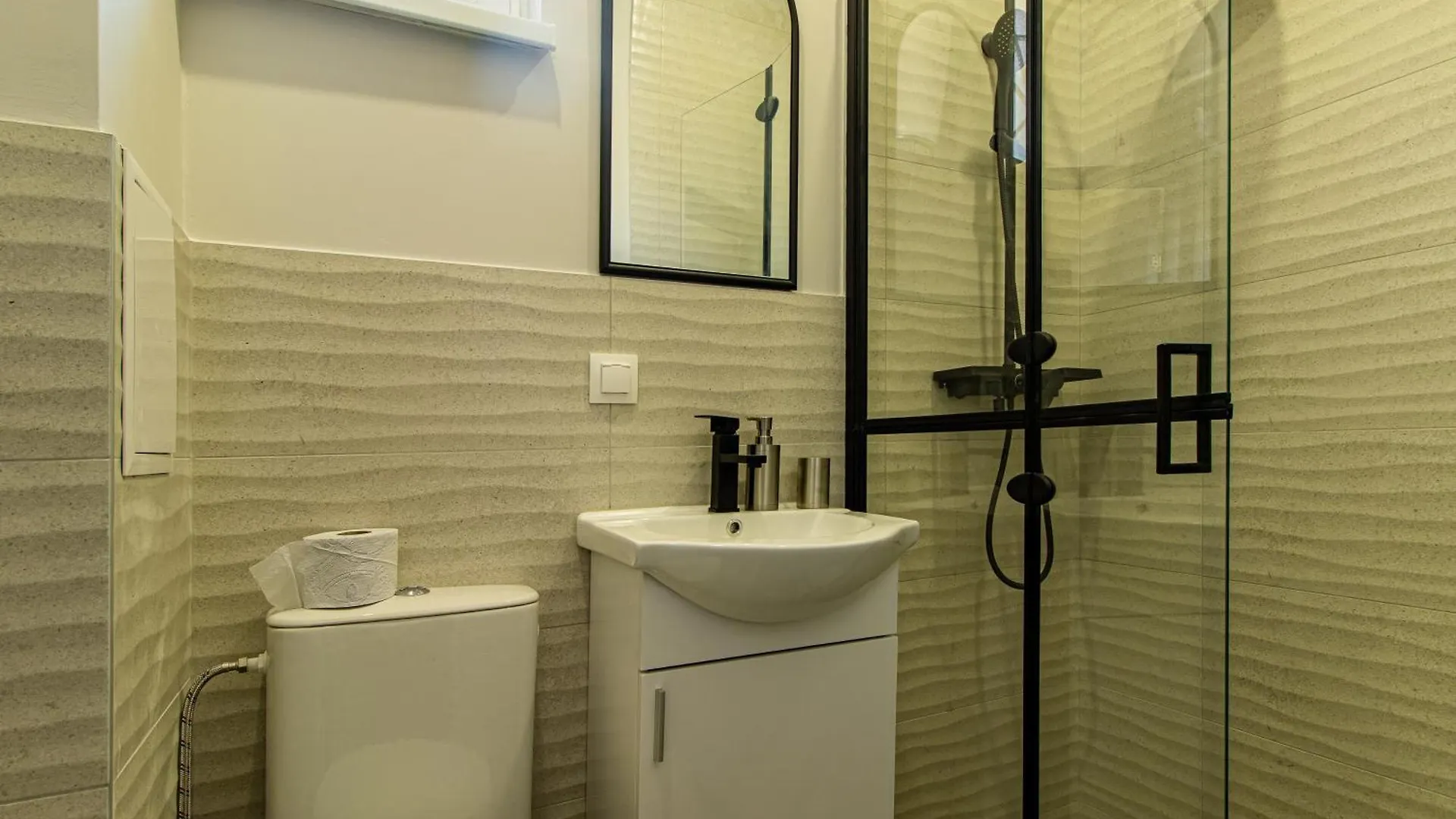 Louvre Loft: Charming Studio In Central סופיה